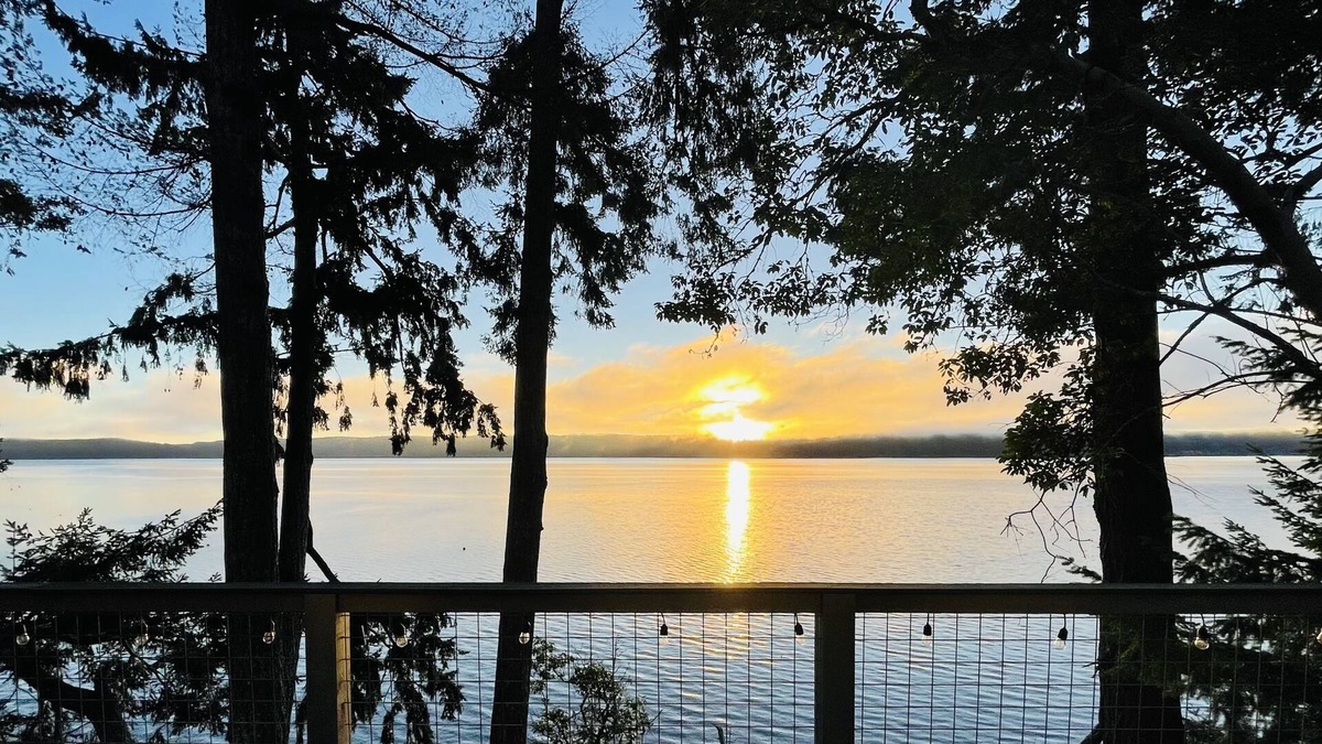 Puget Sound House | Great Views! Sleeps 10, Beachfront Hood Canal, Olympic NP, Kayaks, Game Room