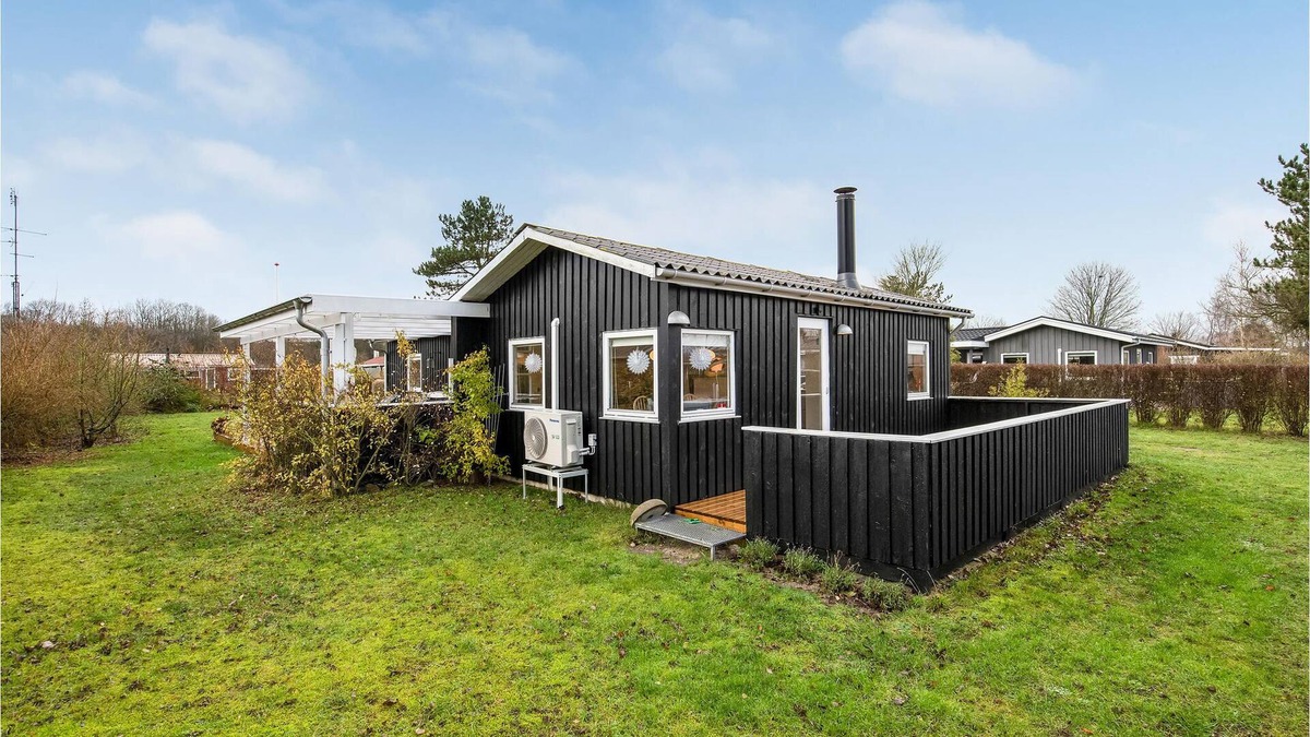 Diernæs Strandby House | Great wooden cottage in close proximity to the water.