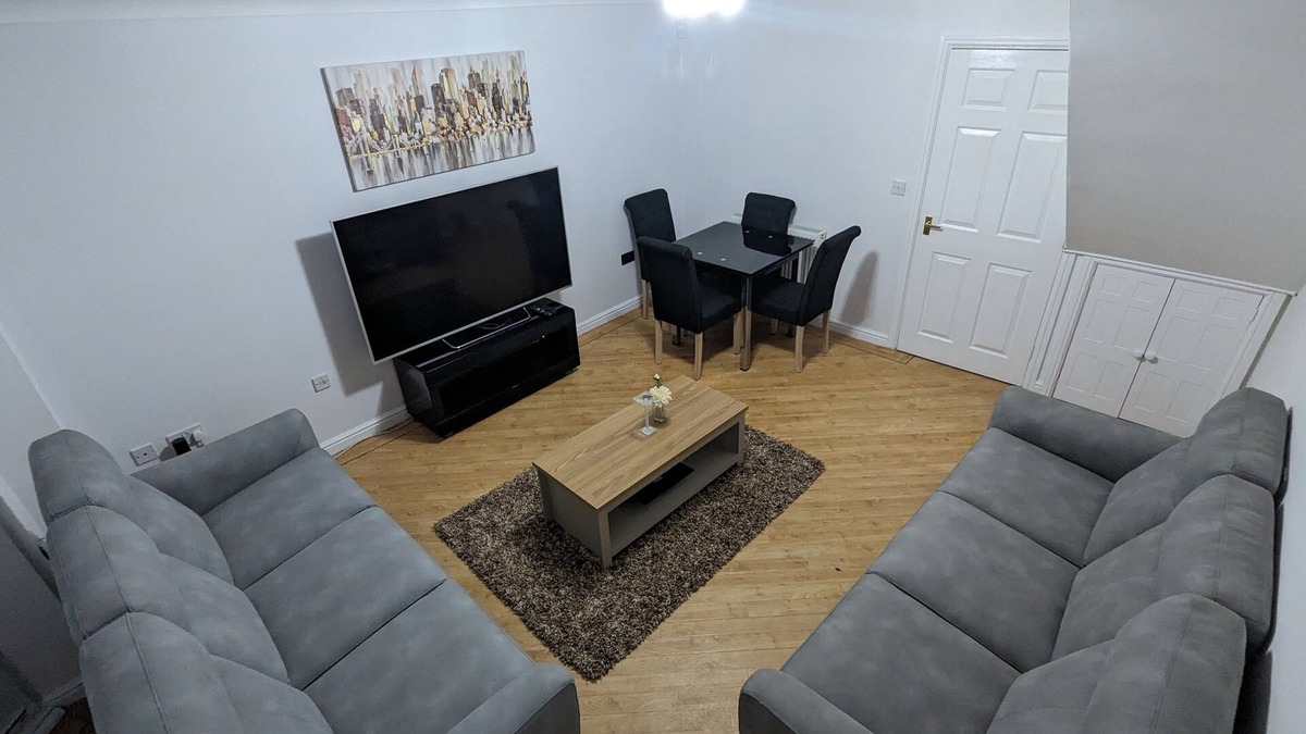 Little Hay House | Greatmindz Abode - 3 bedroom townhouse close to airport, NEC, train station