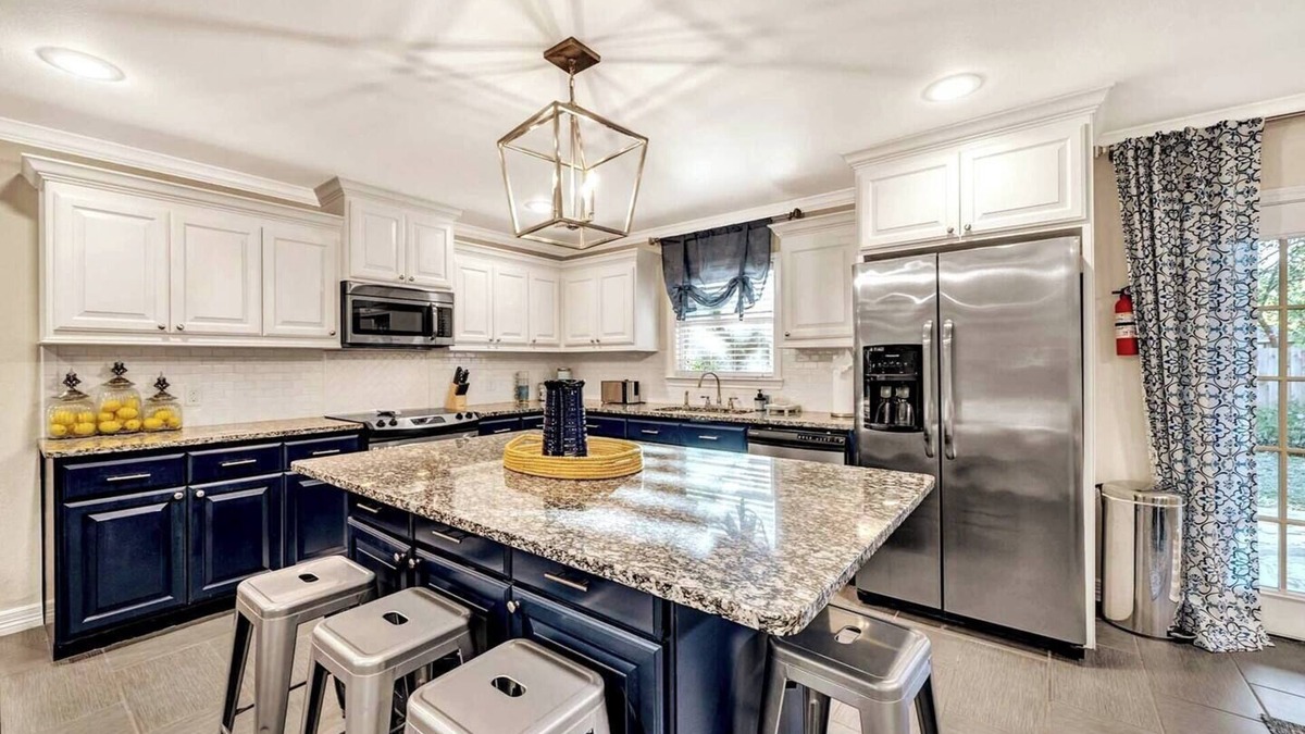 Tyler Apartment | Green Acres District, Sleeps 8, King/Queen