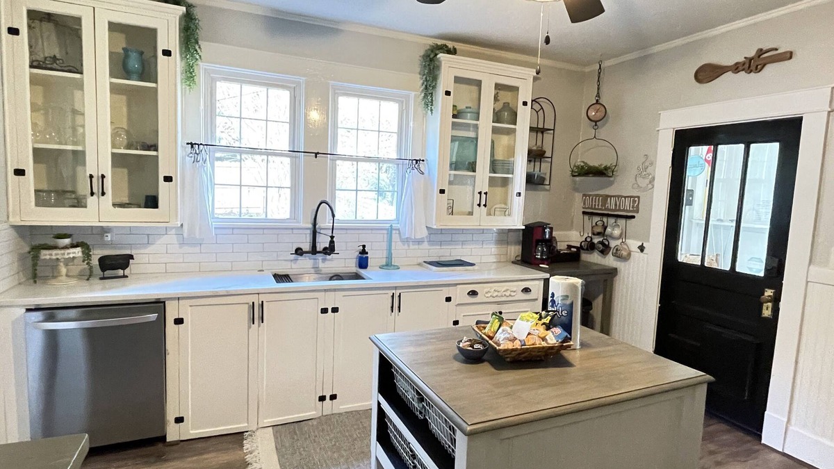 Aiken House | Green Acres - Putting Green, King Bed, Close to Downtown