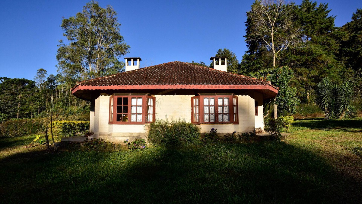 Centro Ski Chalet | Green chalet with fireplaces, hydro, sauna on the banks of the Rio Preto in Visconde de Mauá