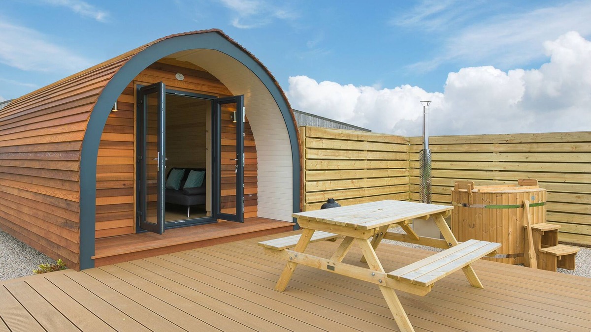 St. Buryan Cottage | GREEN FIELDS, romantic, with hot tub in St Buryan