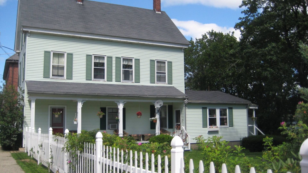 Wiscasset Condo | Green Gables: Charming Cottage and Grounds Near the Waterfront