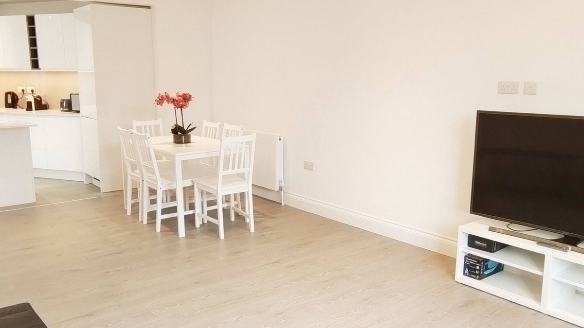 Hillingdon House | Green Garden in Northwood