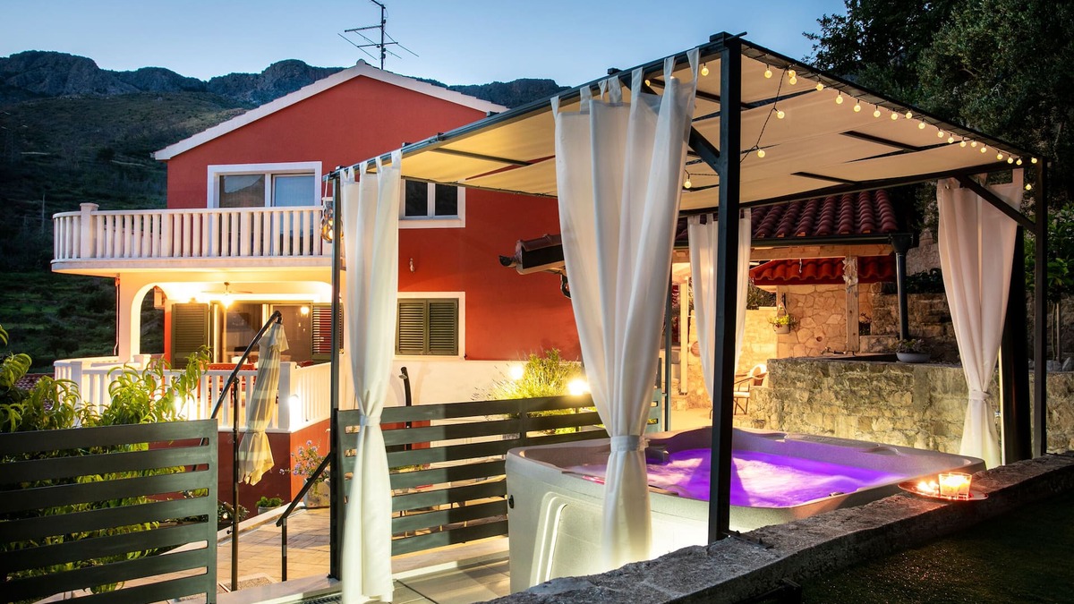 Zrnovnica House | Green garden relaxing holiday in peaceful nature