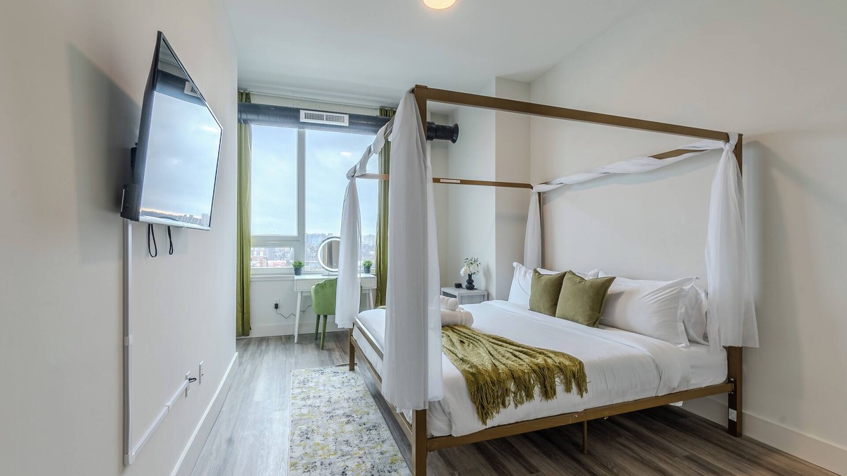 Orange Apartment | Green Getaway with Free Parking & 2 baths. 5 beds+Sleeps 8! ✨20% OFF 7 days✨