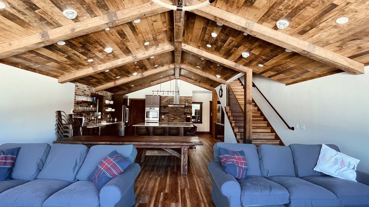 Hemlock Valley House | Green Giant A - Luxury mountain retreat 6 bdr, ski in/out, 9 pers hot tub,
