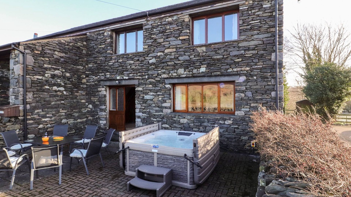 Arrad Foot Cottage | GREEN HILLS FARM, pet friendly, with hot tub in Ulverston