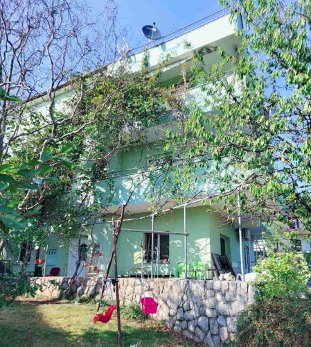 Buzdohanj Apartment | Green house