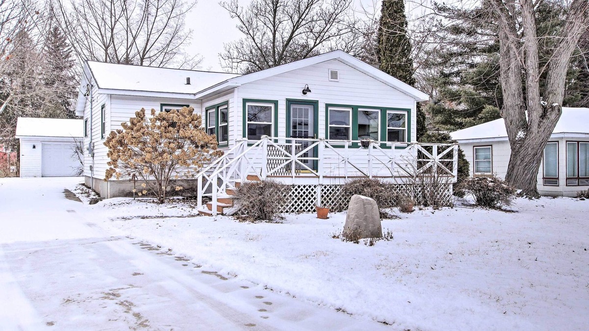 Markesan Cottage | Green Lake Vacation Home w/Screened Porch!
