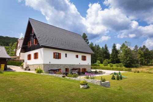 Jezerce House | Green lakes house
