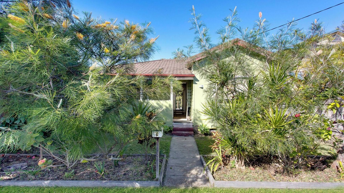 North Haven House | Green Mango - beach cottage. Walk to beach, park and breakwater. Family friendly