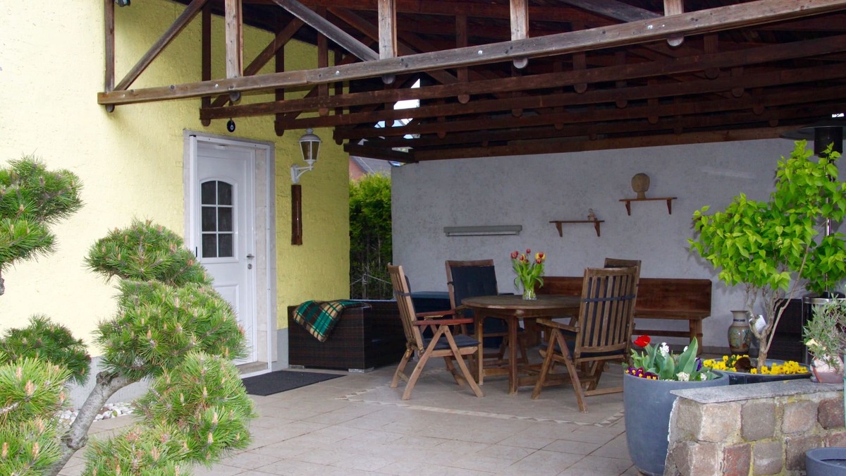 Marzahn-Hellersdorf House | Green oasis in Berlin Biesdorf holiday home