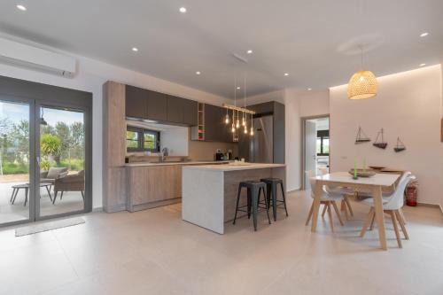 Aegina Town House | Green & Purple