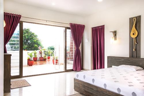 Kolhapur Apartment | Green Roof - Family Room