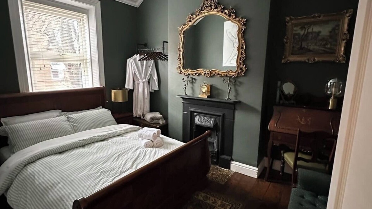 Phibsborough Cabin | Green room - at The Royal Lodge Dublin