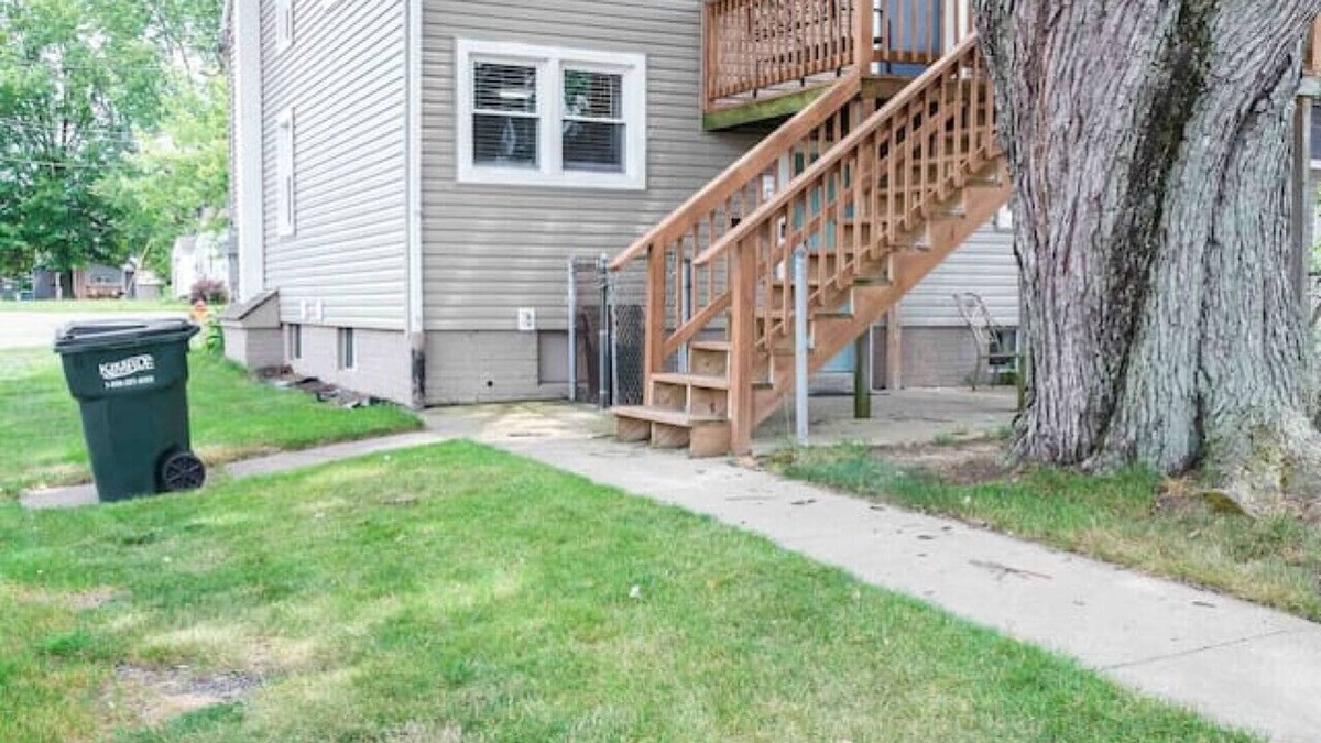 Massillon House | Green Room/Blue Door Combo - No Cleaning Fees