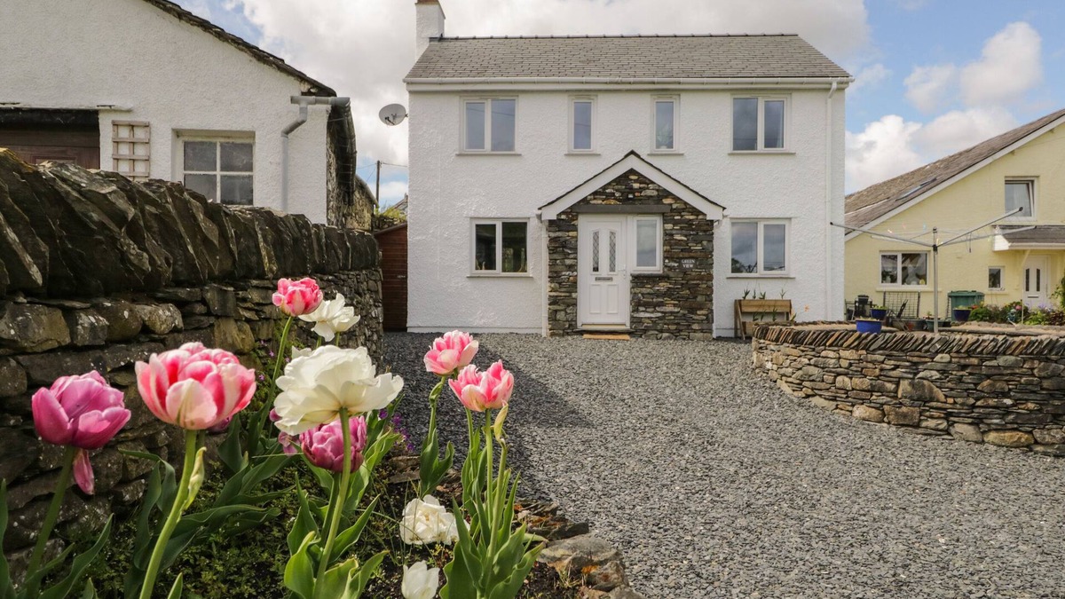 Lowick Cottage | GREEN VIEW, pet friendly, with open fire in Lowick Green