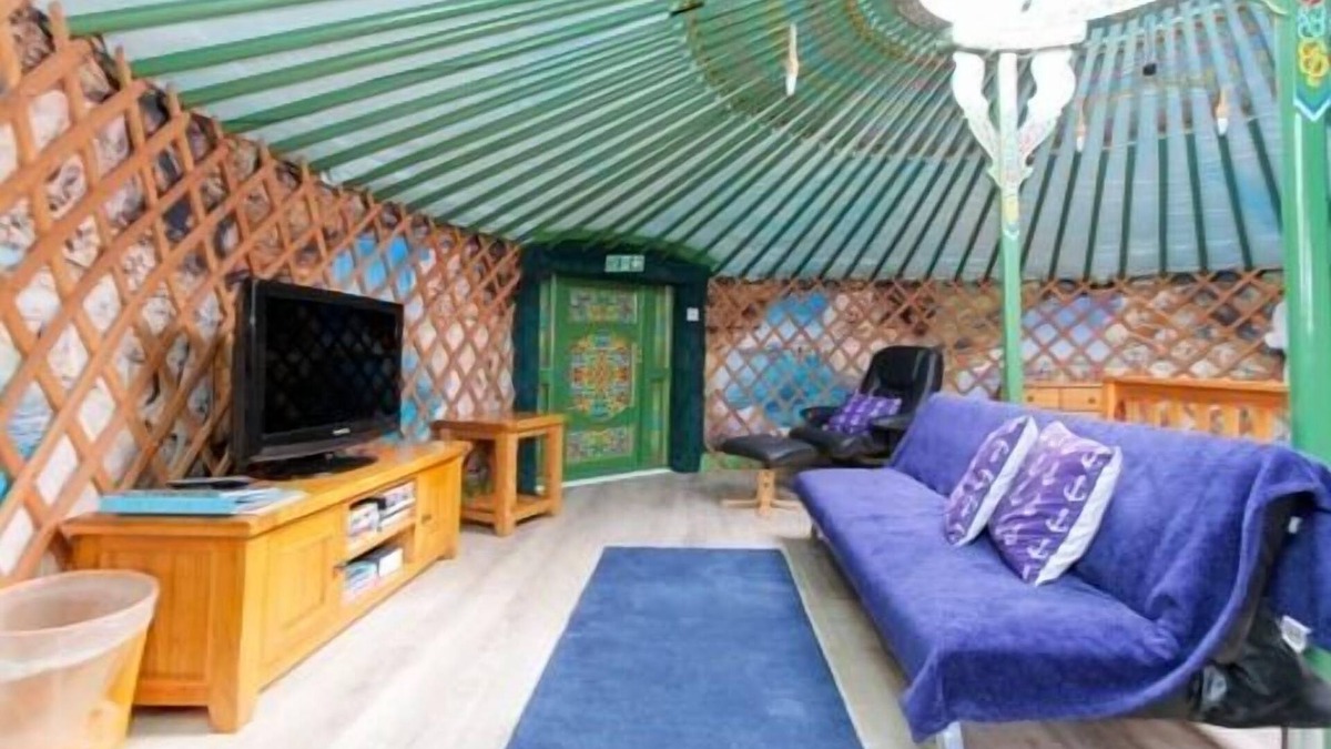 Turriff Cabin | Green Yurt with Hot Tub - Sleeps 3, Parking & WiFi
