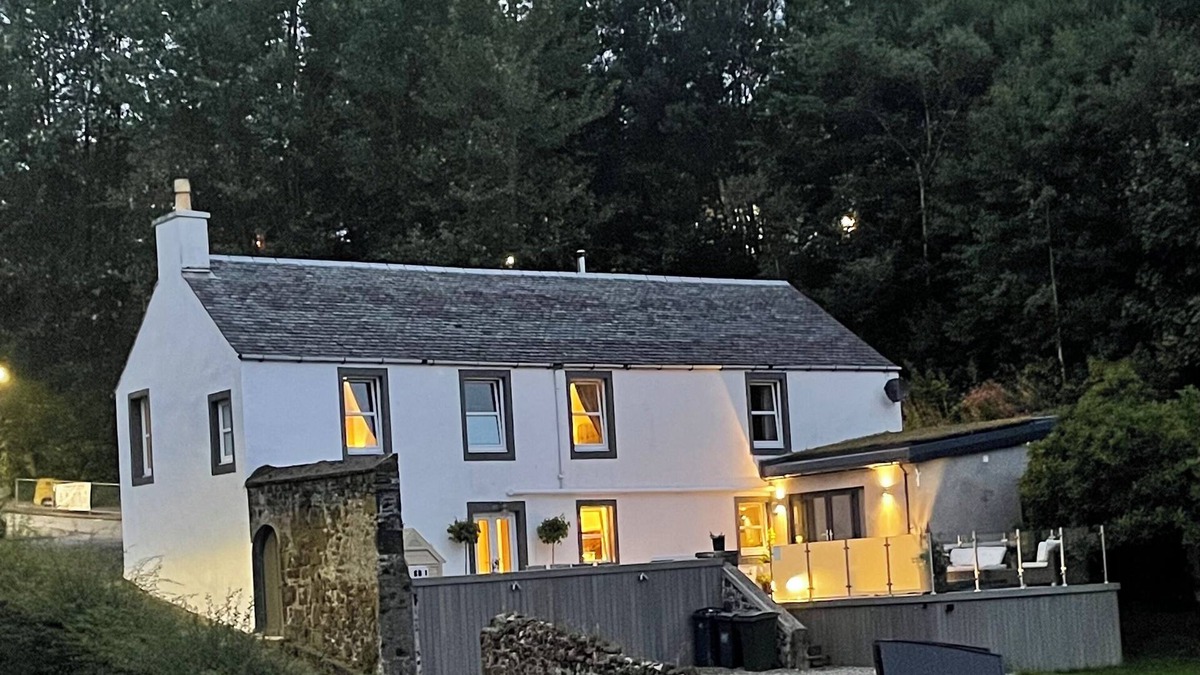 Tobermory House | Greenbank - stunning bay view property with hot tub and sauna!