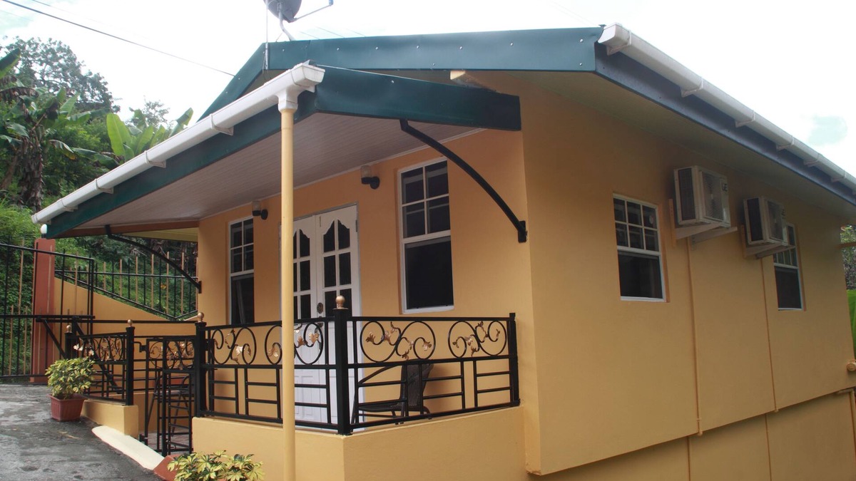 Les Coteaux House | Greenhaven Cottage B&B