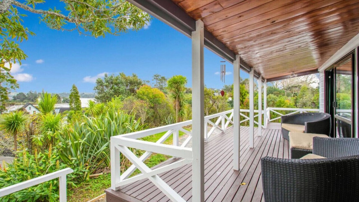 Greenhithe House | Greenhithe Hidden Gem with Sea Views and Parking