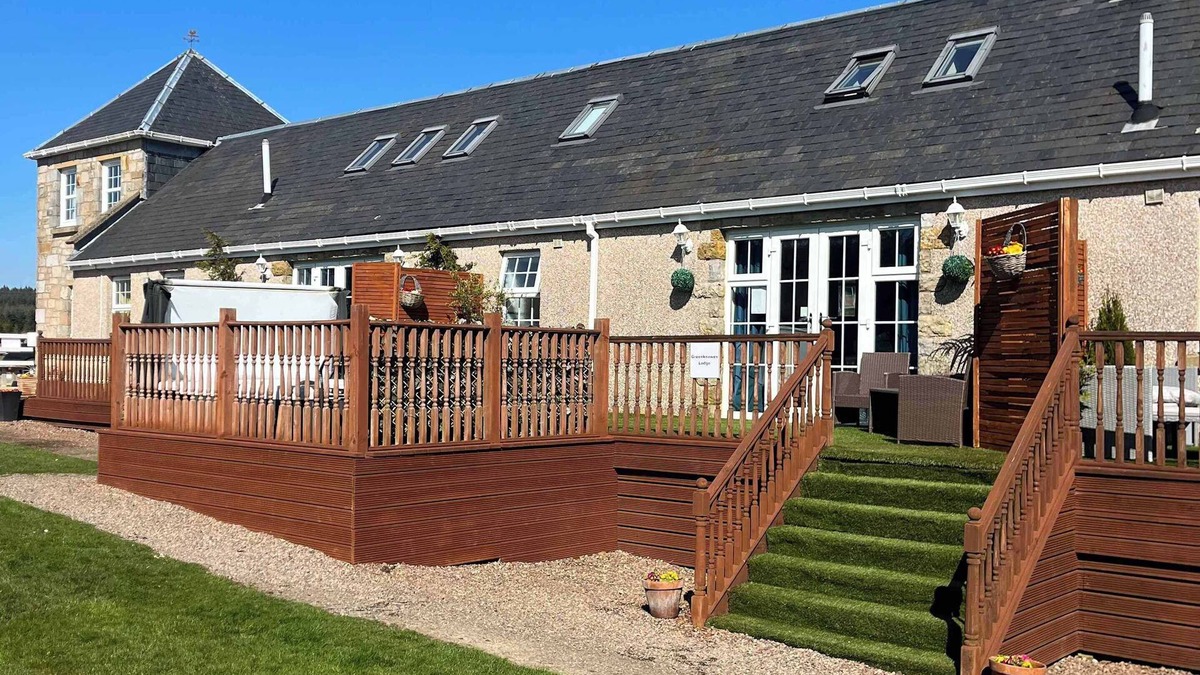 Kelty House | Greenknowes Lodge with Hot Tub & Stove