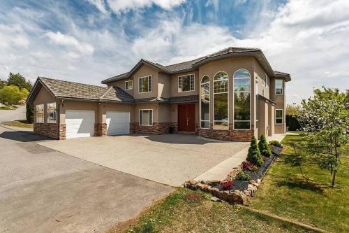 West Kelowna Estates House | GreenLeaf 2 BDRM 1BTH Suite & Private Entry