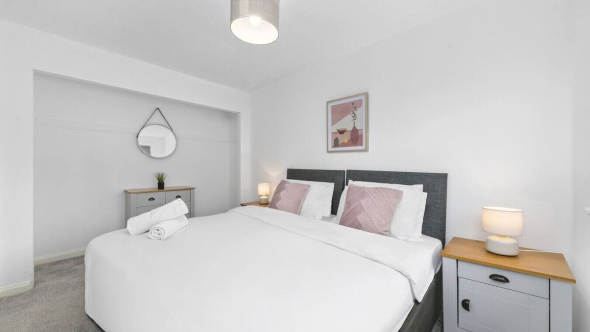 Glasgow Westend House | Greenside Getaway Newarthill