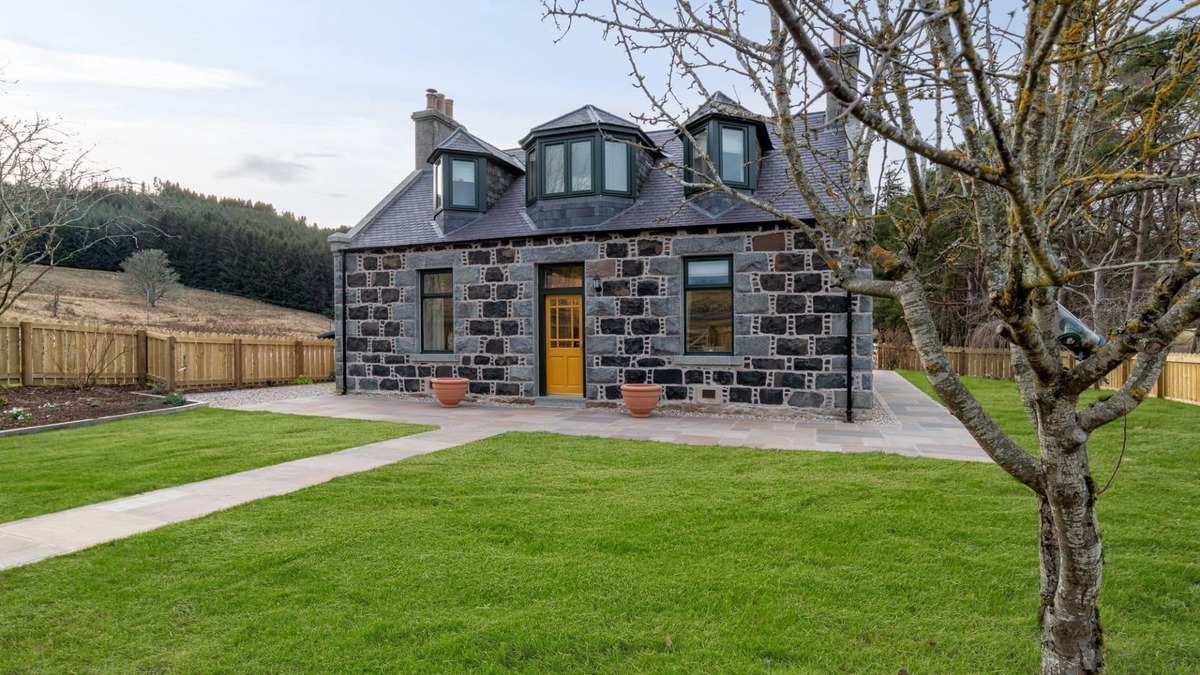 Kildrummy Cottage | Greenstyle - Countryside retreat with castle views