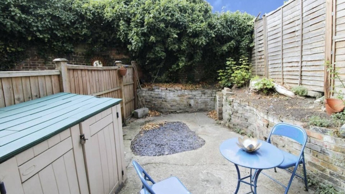 Greenwich West Apartment | Greenwich one Bedroom Spacious Split Level Garden Flat