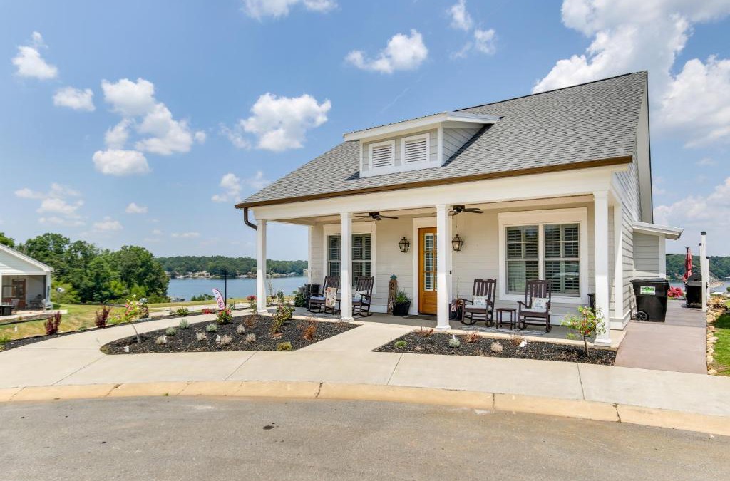 Greenwood House | Greenwood Getaway with Furnished Patio and Lake View