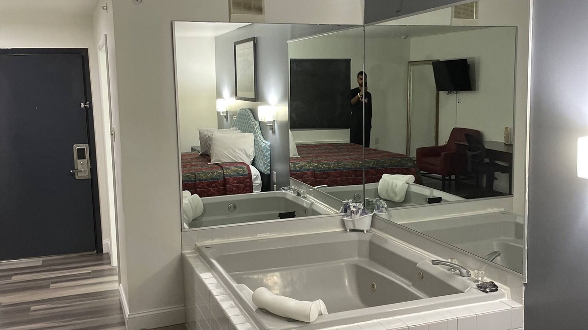 Berlin Hotel | Greenwoods Inn & Suites