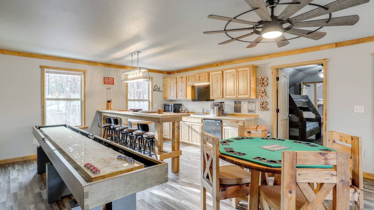 Drasco House | Greers Ferry Lake Access & Deck: Group Getaway!