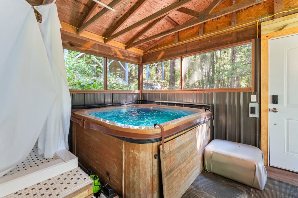 Shirley House | Greers Ferry Lakefront – Hot Tub + Bunk House