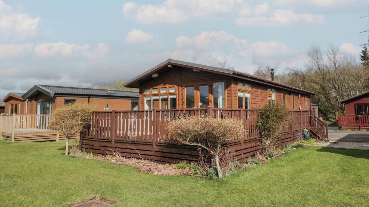 Warton Cottage | GRESSINGHAM VIEW LODGE, pet friendly, with a garden in Carnforth