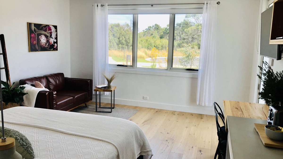 Inverloch Bed & Breakfast | Grevillea King Suite. Inlet Waters Escape. Stroll the inlet & nature boardwalk.