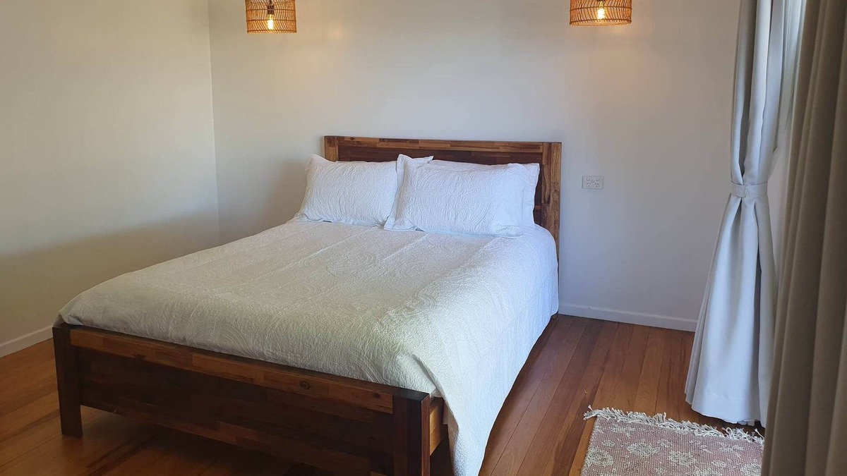 Georgetown Bed & Breakfast | Grey Galah BnB in the heart of Georgetown with gorgeous big deck.