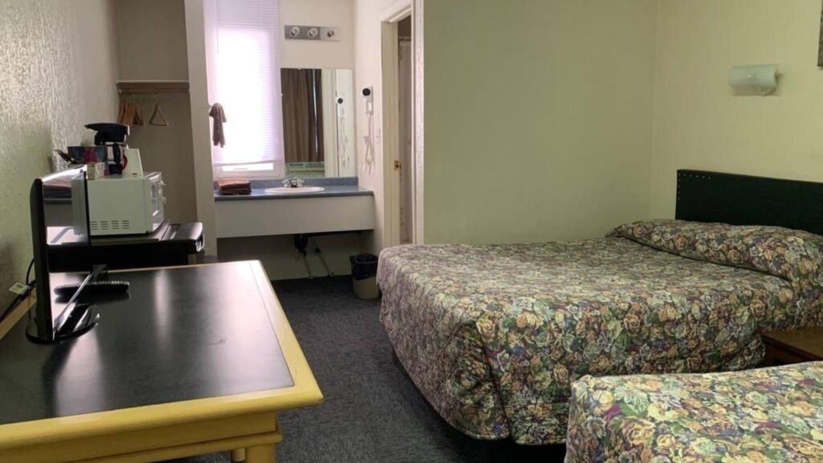 Castor Hotel | Grey Goose Motel