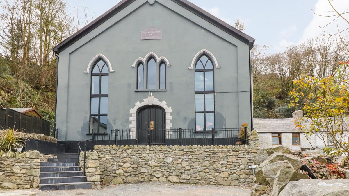 Cwm-y-glo House | GREYSTONES CHAPEL, pet friendly, character holiday cottage in Llanrug