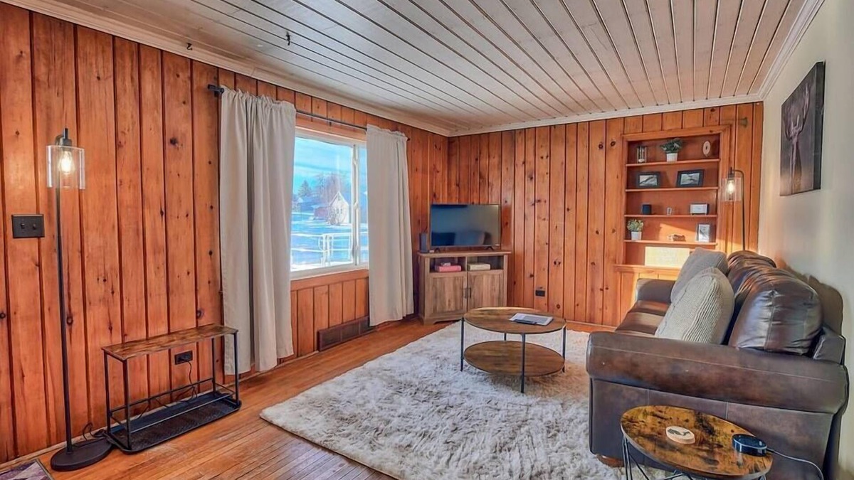 Newberry House | Griffin's Sleek Pine Hideaway