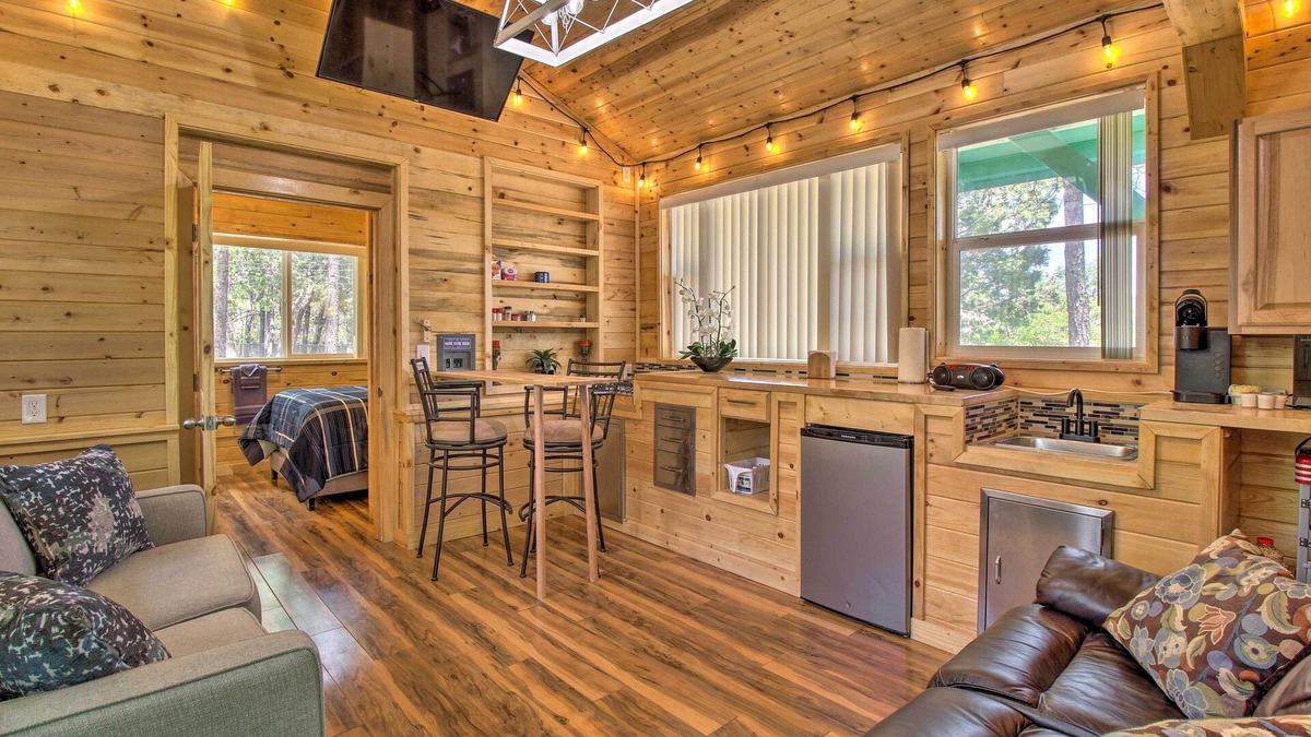 Show Low Cottage | Grill, Fire Pit: Pet-Friendly Lakeside Cottage!