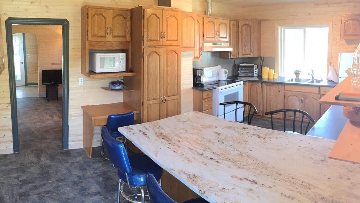 Riverton Cottage | GRINDSTONE PARK, minutes from water & Beach. Hunting and fishing Largest MOOSE