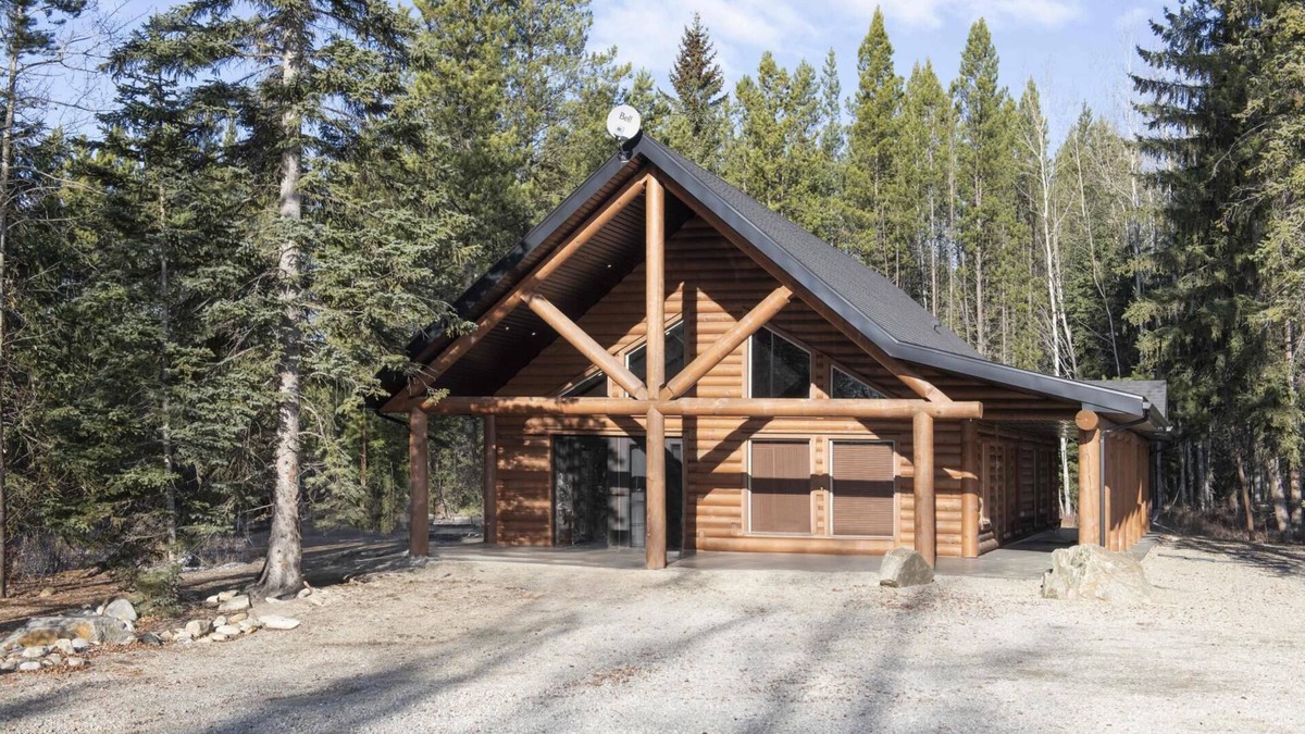 Valemount House | Grizzly Den Cabin Rental