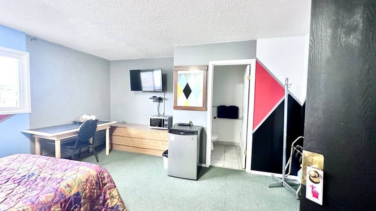 Fox Creek Hotel | Grizzly Motor Hotel