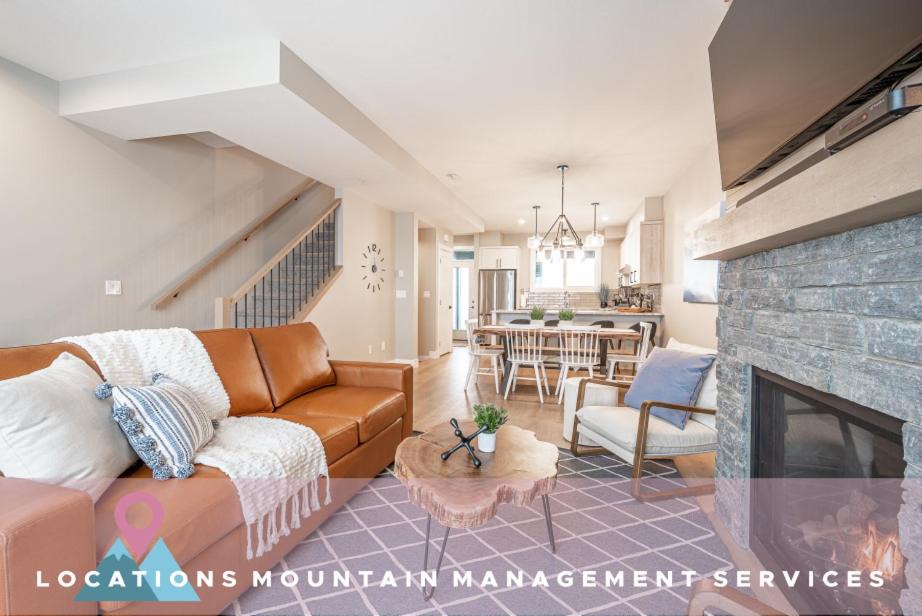 Snow Pine Estates Apartment | Grizzly Ridge Getaway - Private Hot Tub, Mtn View & Sleeps 11