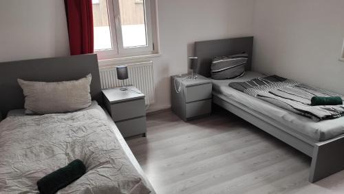 Veitshoechheim Apartment | Große Monteurwohnung bei Würzburg bis 10 Personen mit Parkplätzen und WLAN und Grill mit 5 Schlafzimmern