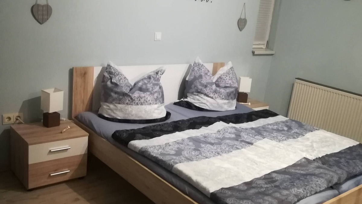 Schwarzenbach an der Saale Apartment | Große und gemütliche Ferienwohnung mit überdachtem Freisitz und Garten