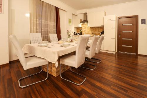 Crimmitschau Apartment | Großes, vollausgestattes Apartment für 5 Personen mit WLAN, vollausgestatteter Küche, Waschmaschine und Trockner